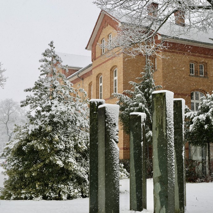 Mahnmal im Schneegestöber (vergrößerte Bildansicht wird geöffnet)