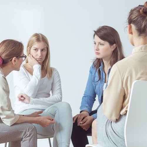 Die Frauen sitzen in einem kleinen Kreis zusammen und sind in einem intensiven Gespräch vertieft